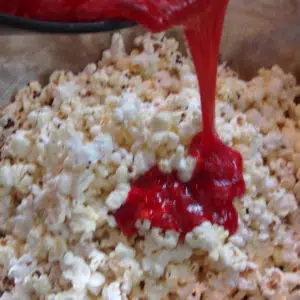 Misturando o caramelo colorido com a pipoca