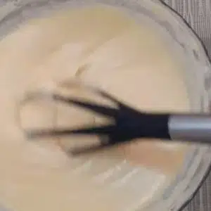 Misturando a massa do bolo de abacaxi com calda