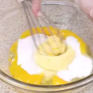 Batendo ovos, açúcar e manteiga para a massa do bolo de banana