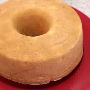 desenformando o bolo de banana