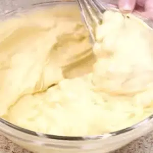juntando as bananas com a massa do bolo