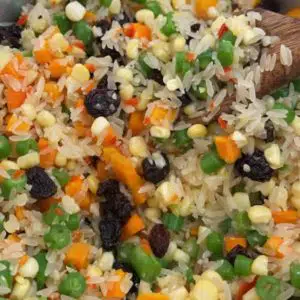 Misturando o arroz com os legumes