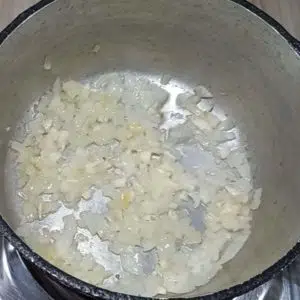 Refogando a cebola para cozinhar a salsicha