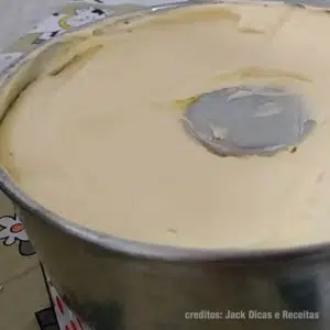 massa do bolo de fuba com 3 ingredientes dentro de uma forma de aluminio com furo no meio