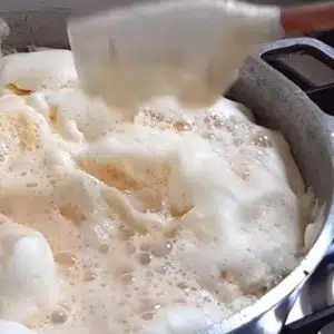 adicionando o creme de ovos junto ao leite para a ambrosia