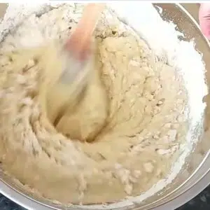 misturando a massa do panetone