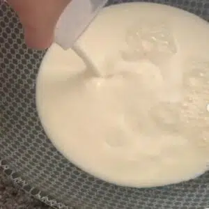 juntando o leite com leite de coco