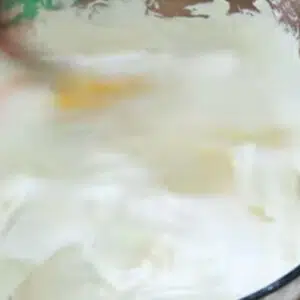 preparando o creme para a torta de oreo