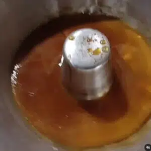 caramelizando a forma de pudim