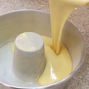 colocando a massa do bolo na forma