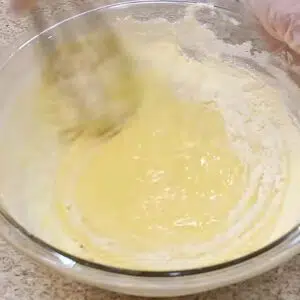 misturando os ingredientes para o bolo de fubá