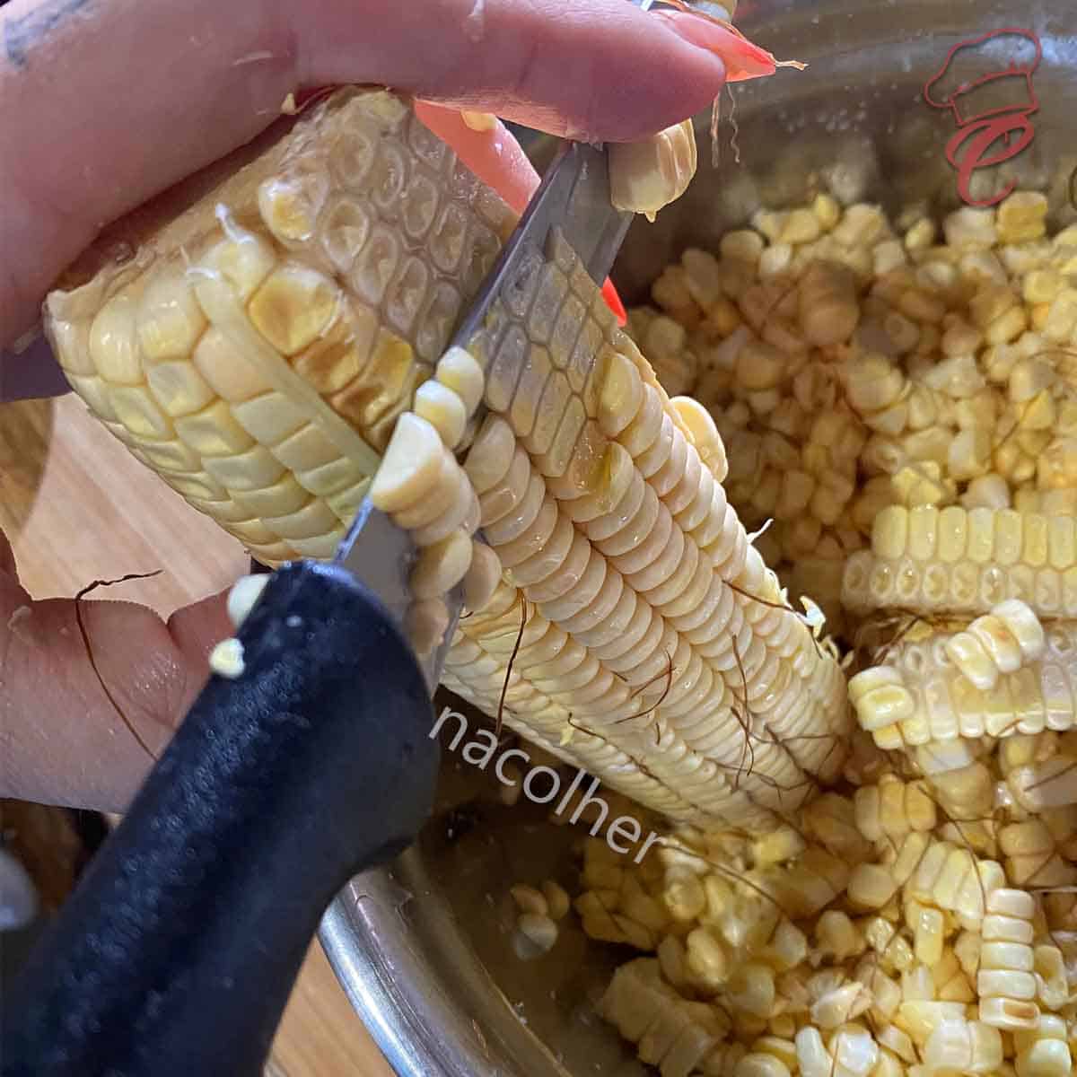 Ralando o milho para preparar a pamonha