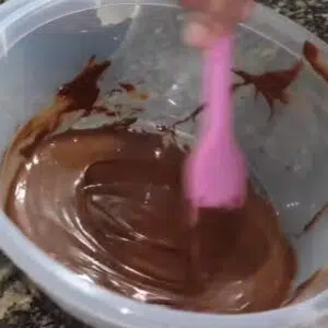 derretendo o chocolate em banho maria