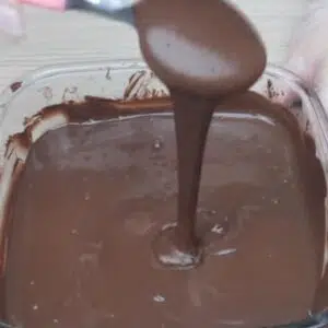 derretendo o chocolate para o ovo de pascoa no pote