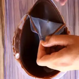 desenformando o ovo de pascoa da forma de silicone