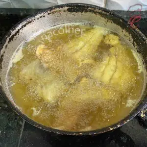 fritando a corvina em oleo quente