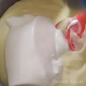 juntando o creme de leite com o recheio dentro da panela