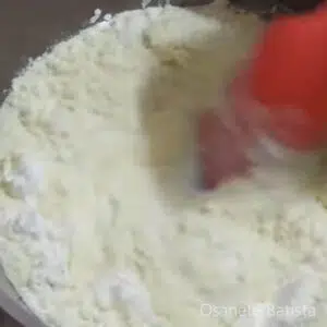juntando o leite ninho numa panela com o leite e com amido de milho