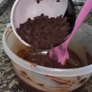 misturando o chocolate derretido com o chocolate picado