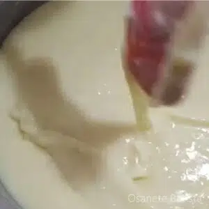 misturando o leite codensado com o creme de leite na panela ate engrossar