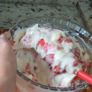 misturando os morangos com o recheio