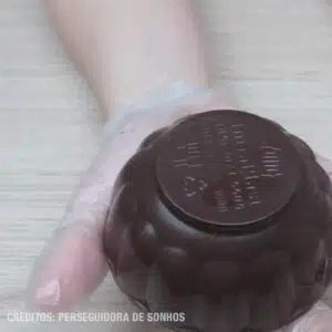 retirando a casquinha de chocolate do pote