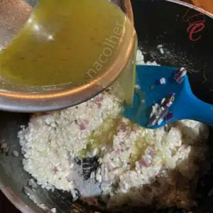 adicionando o caldo de legumes no arroz