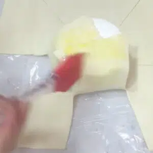 enrolando o queijo com a massa