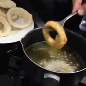 fritando os aneis de cebola