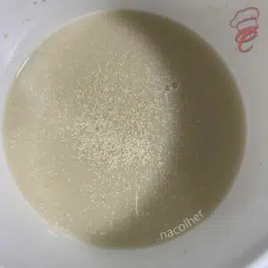 misturando o fermento com a água e com o açúcar
