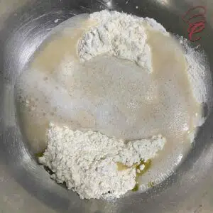 misturando o fermento com a farinha