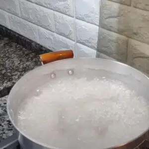 Cozinhando o sagu em agua fervente