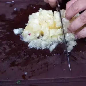 cortando o abacaxi em pedaços