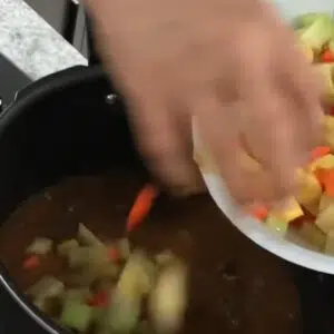 acrescentando os legumes na carne