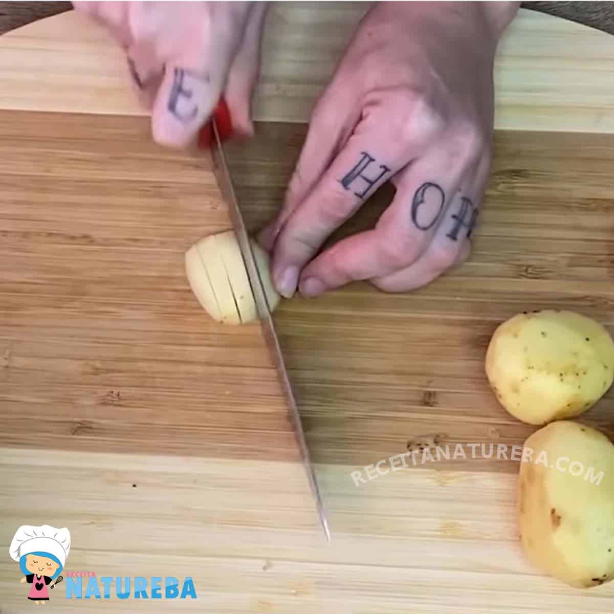 cortando as batatas em palitos
