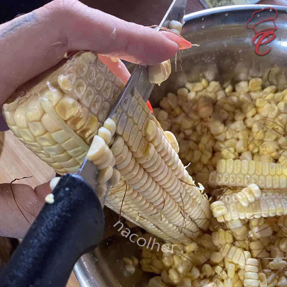 debulhando o milho para o bolinho de milho