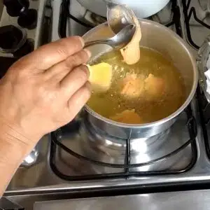 fritando os bolinhos de chuva de cenoura