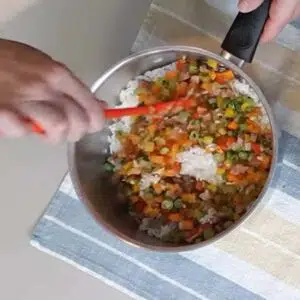 misturando os legumes ao arroz