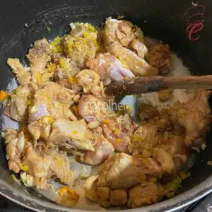 refogando o frango com o refogado de pimentao e cebola