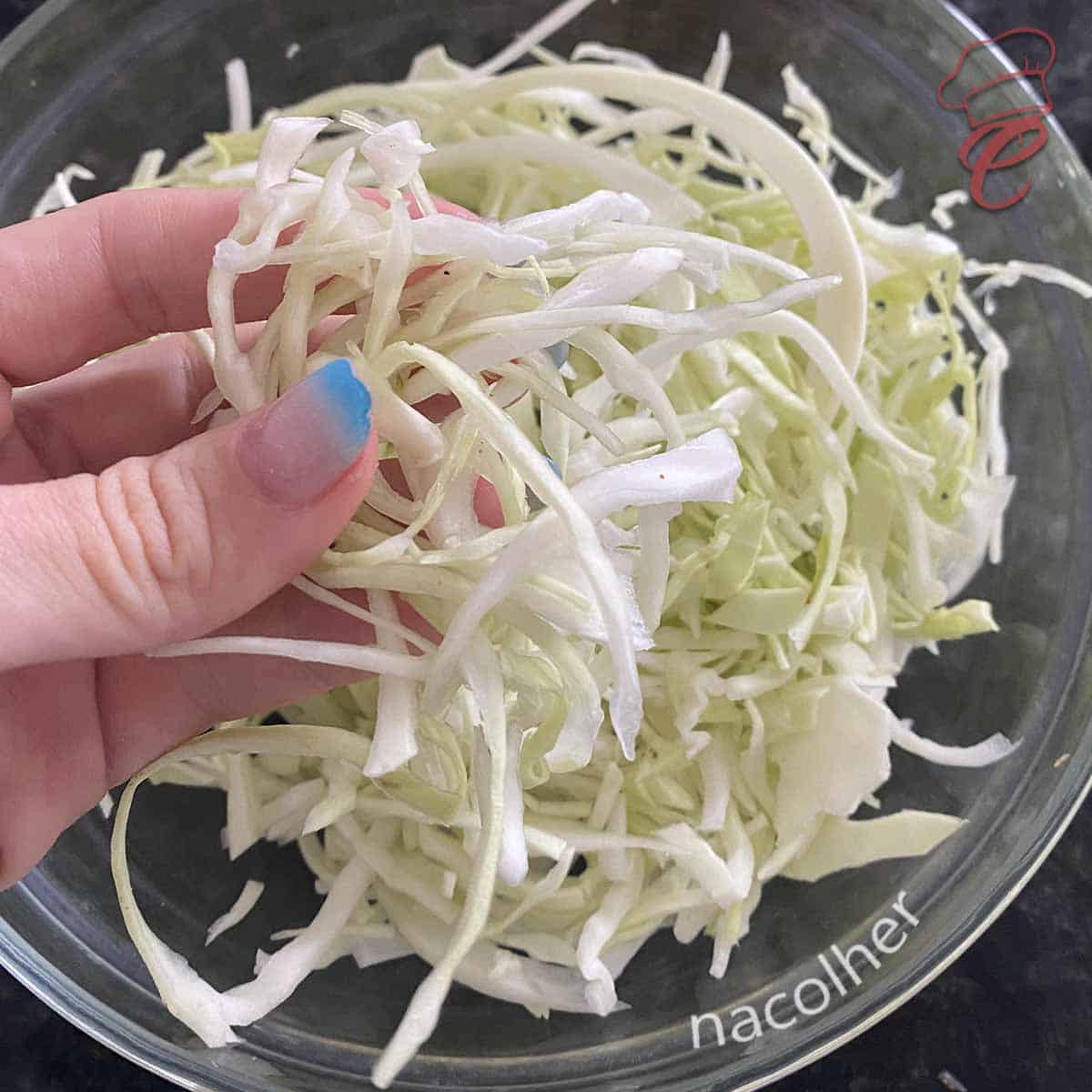 Picando o repolho para salada de repolho cremoso