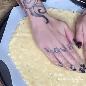 colocando a massa de pizza na forma
