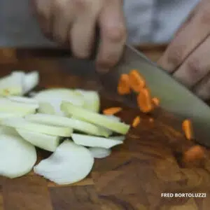 cortando a cenoura e a cebola