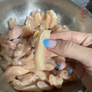 cortando o frango em tiras
