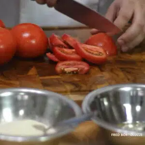 cortando o tomate