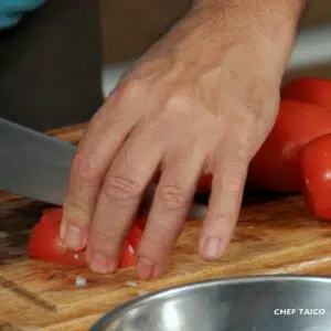 cortando os tomates