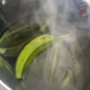 cozinhando a banana ára fazer a biomassa de banana verde