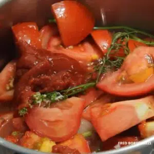 cozinhando os tomates com os temperos