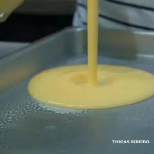 despejando o liquido na forma