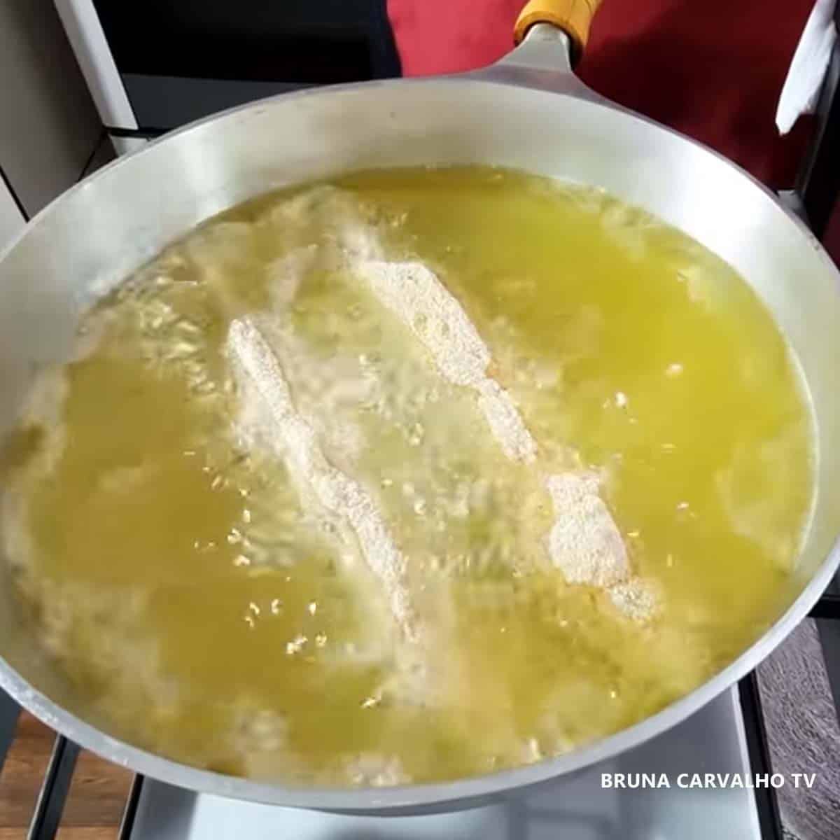 fritando o frango empanado