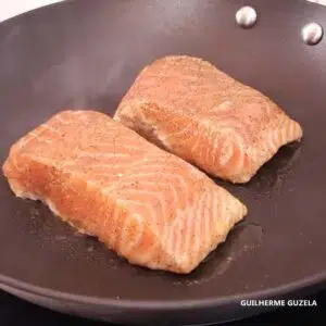 fritando o salmão